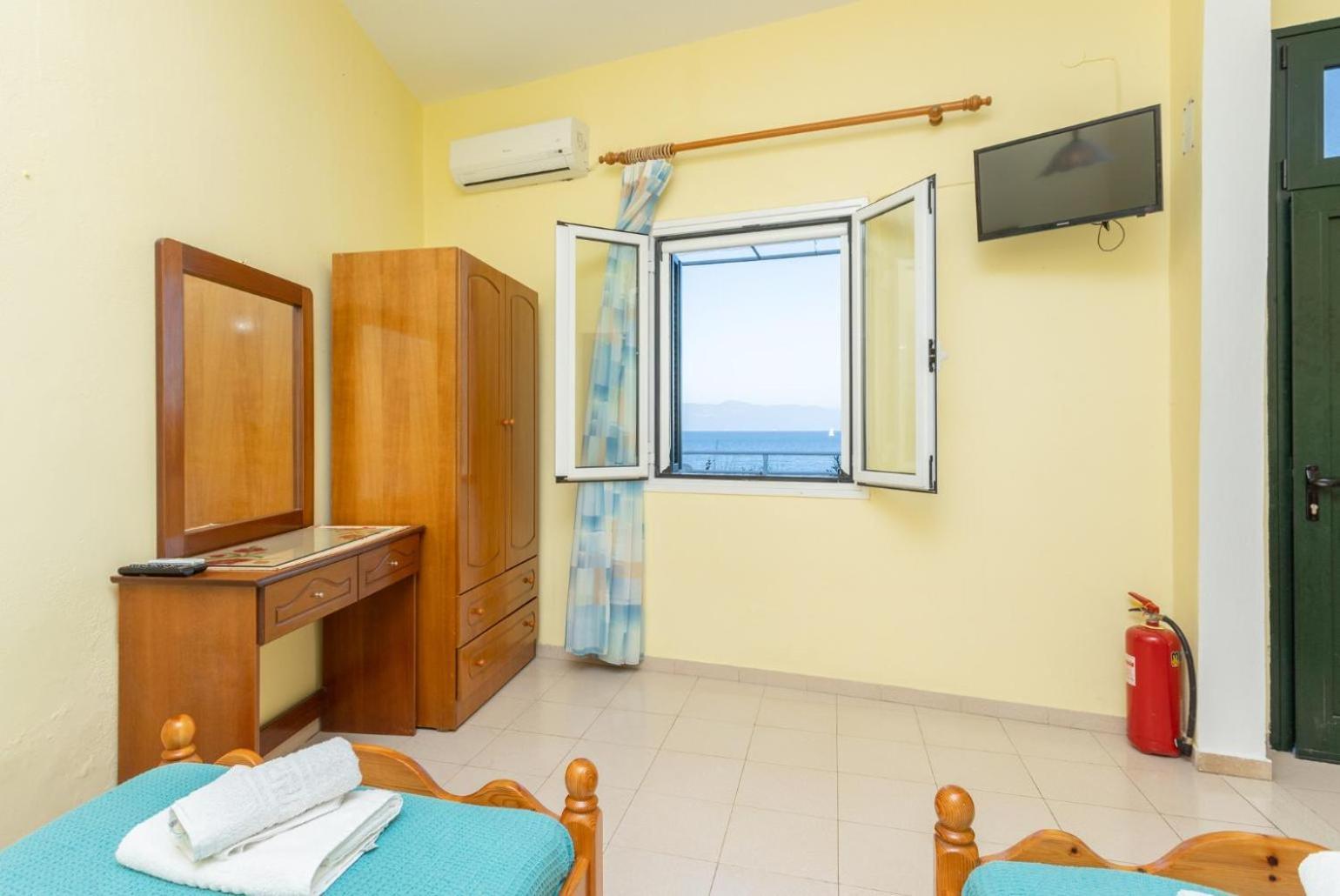 Dolphin Studio Apartment Tranakatika Exterior photo